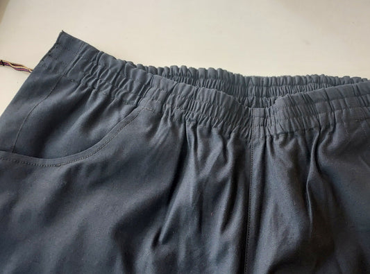 Front upper half is visible with scoop pocket, zipper puller and elastic on the front and back side